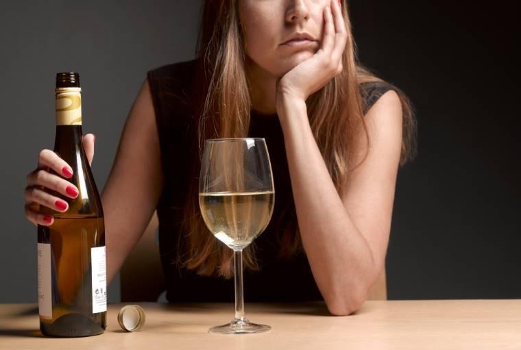 Kobieta problem z alkoholem