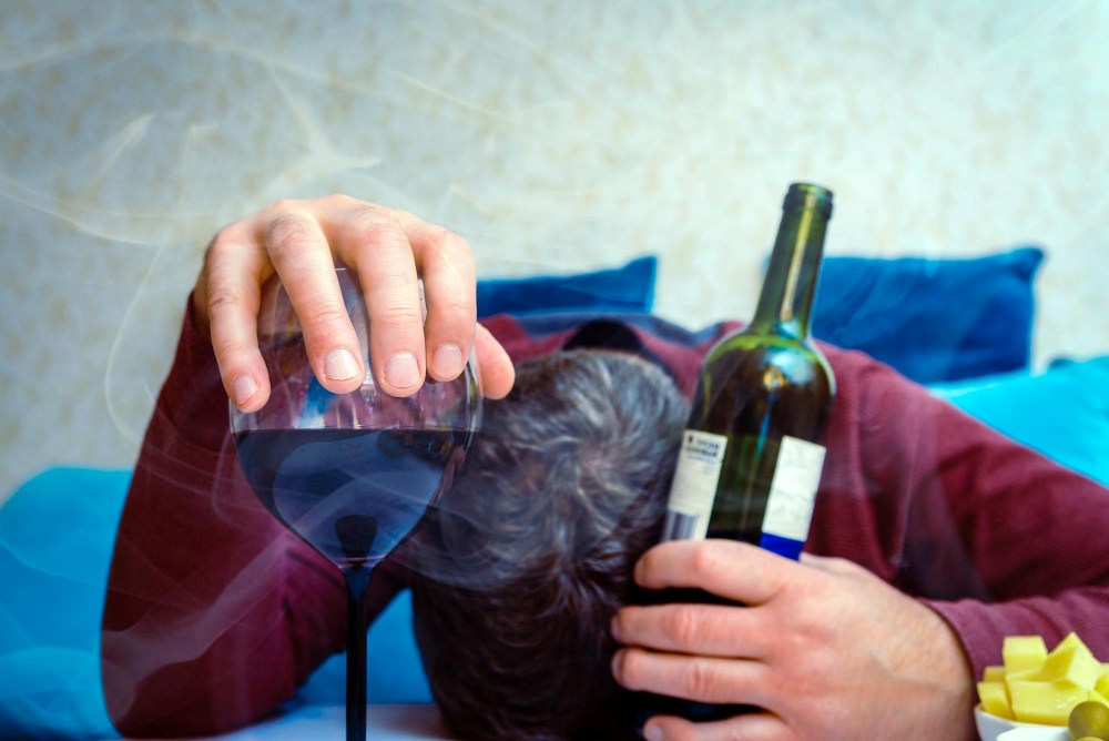 Zatrucie alkoholowe – objawy, przyczyny i skuteczna pomoc